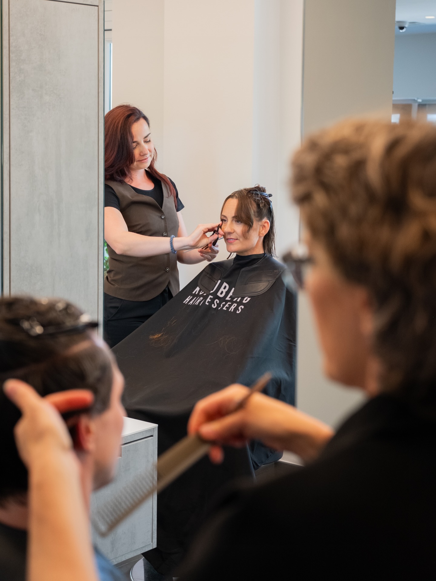 Stylist aan het werk bij Koffijberg Hairdressers in Amsterdam-Zuid