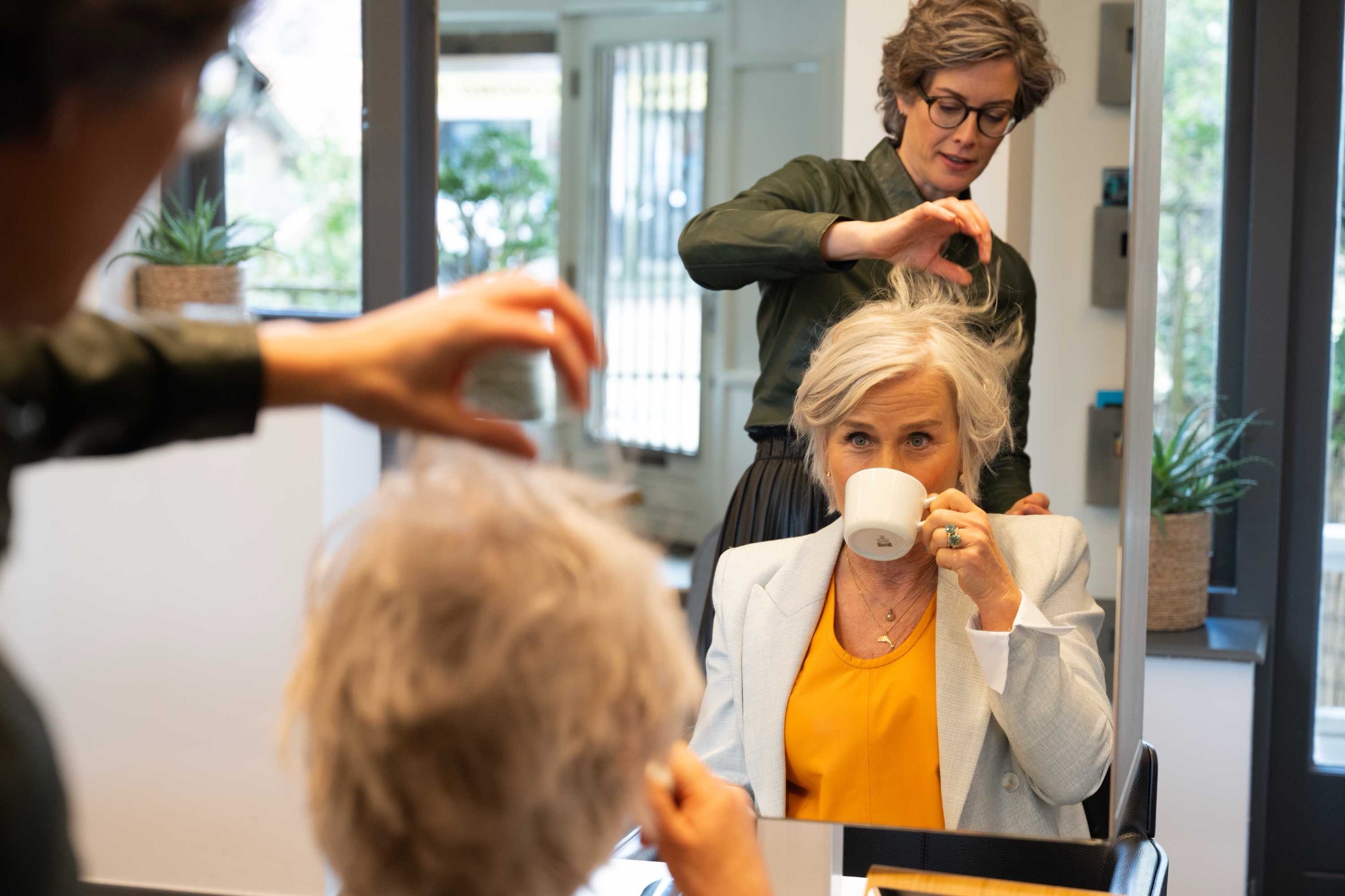 Stylist aan het werk in de salon