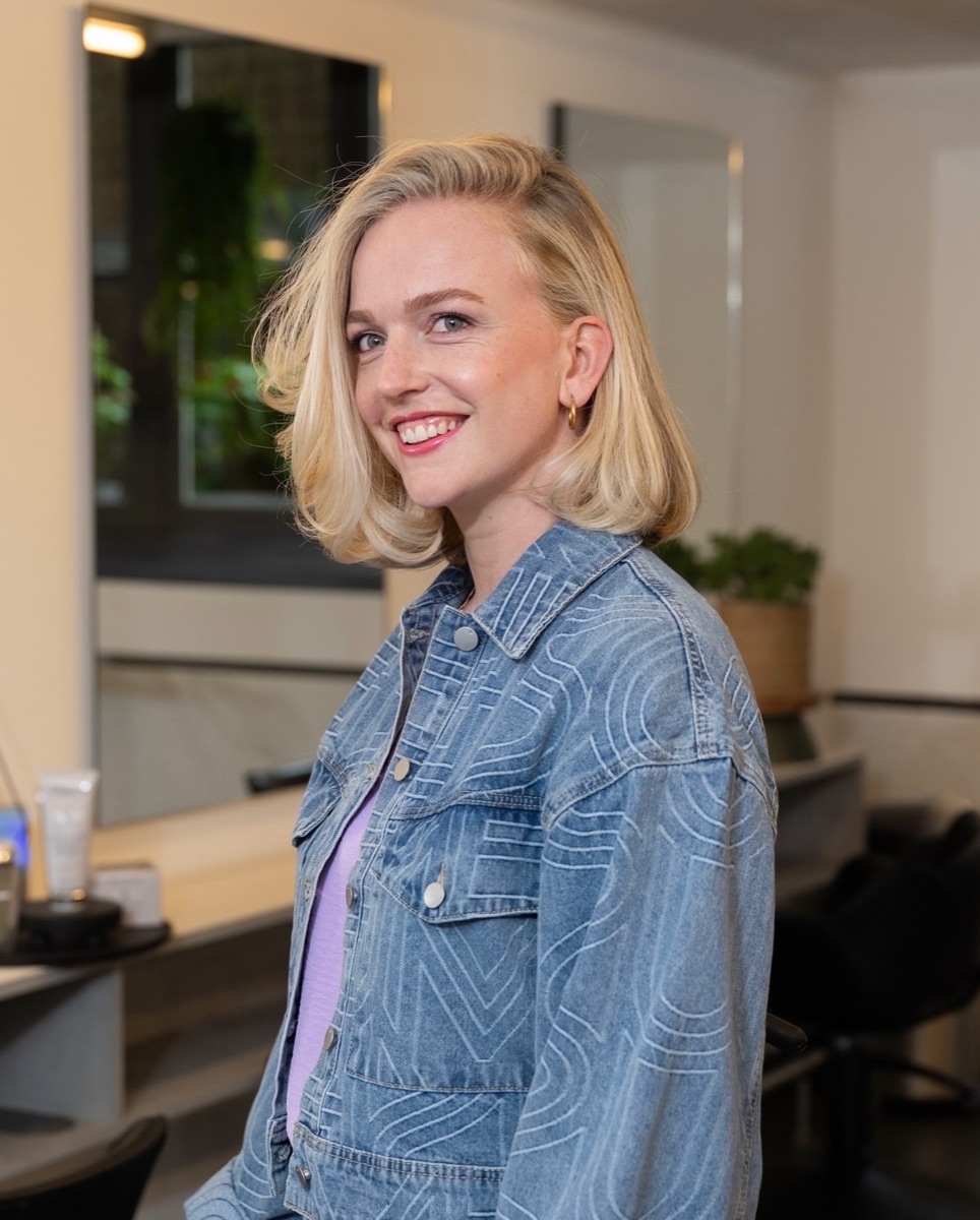 Blonde bob, geknipt en gestyled bij Koffijberg