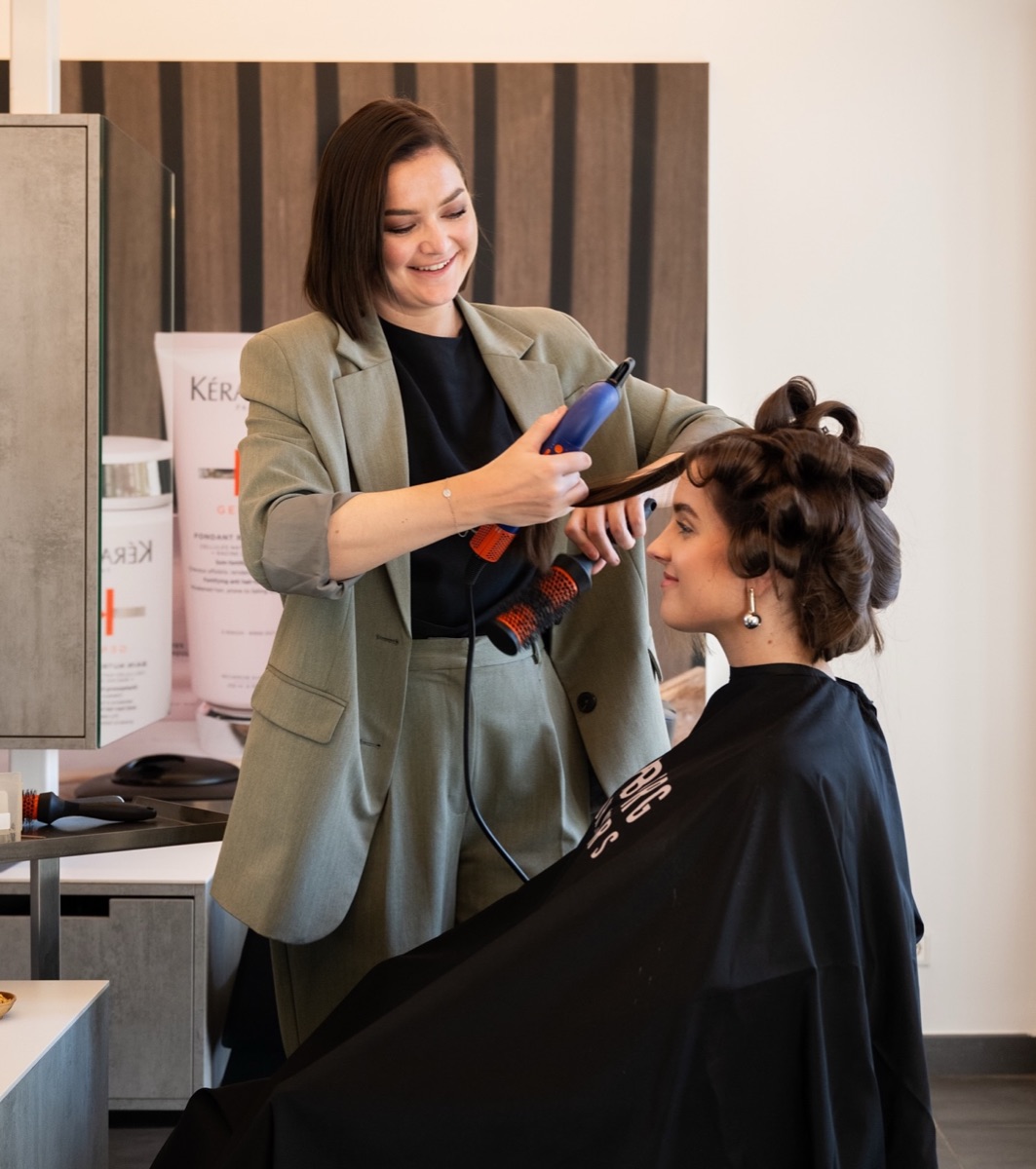 F&ouml;hnen en stylen in de salon