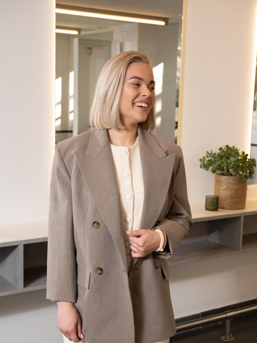 Kort blond haar, gestyled in de salon