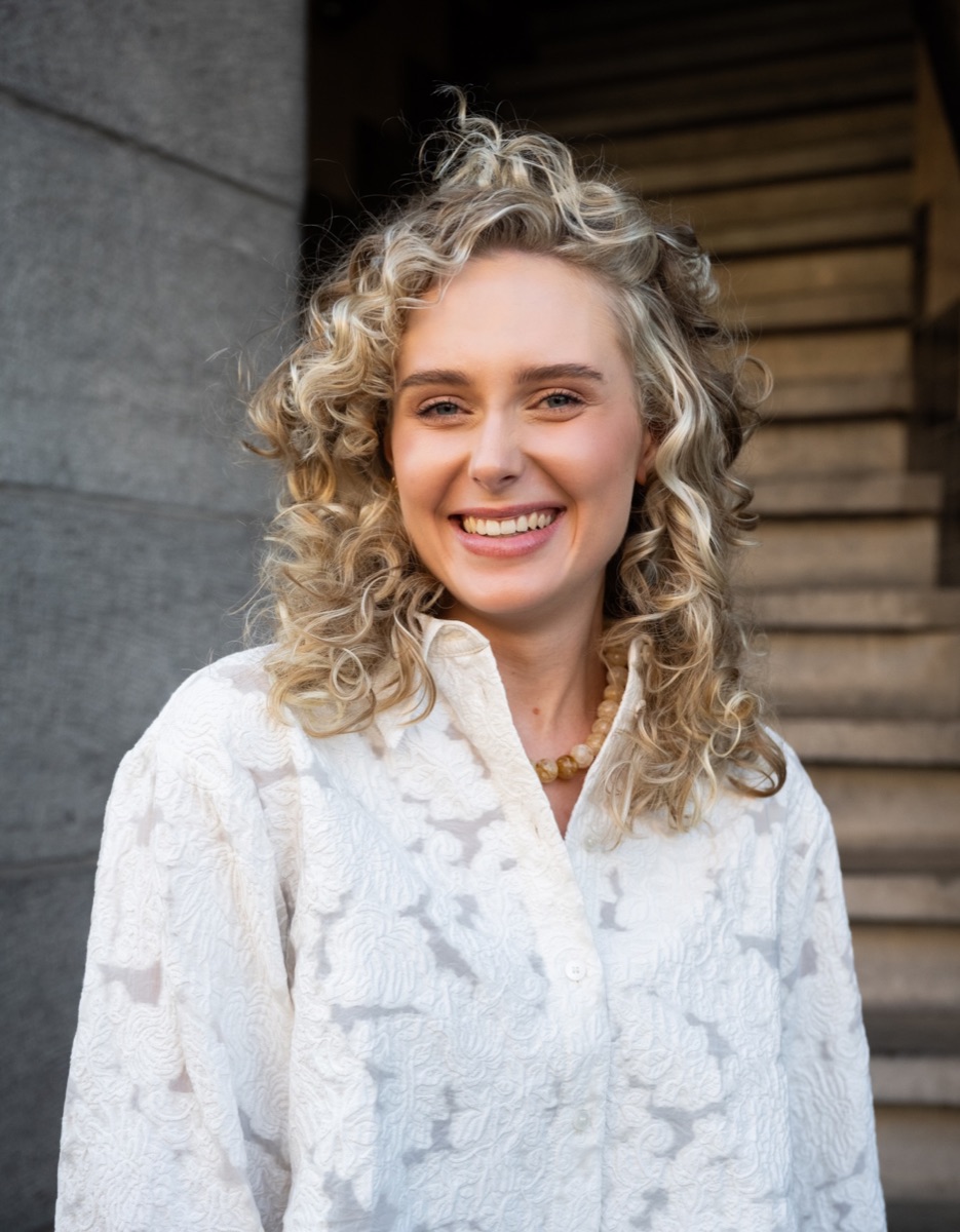Blonde krullen, geknipt op het krulpatroon