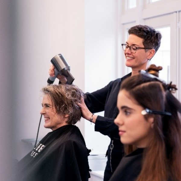 Föhnen en stylen in de salon